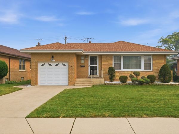8531 W Agatite Avenue , Chicago, IL 60656