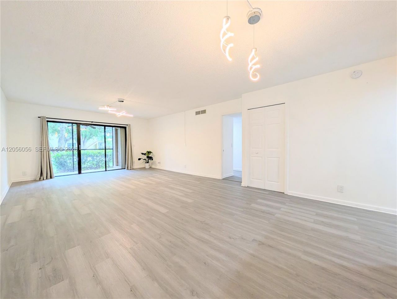 310 Lakeview Dr, Unit 105, Weston, FL 33326 Photo