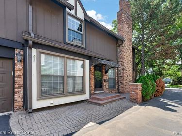 22045 Shore Pointe Lane, St. Clair Shores, MI 48080