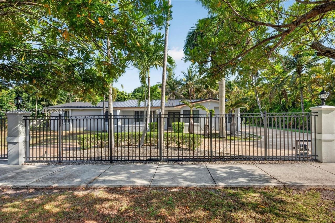 8220 SW 152nd St, Palmetto Bay, FL 33157 Photo
