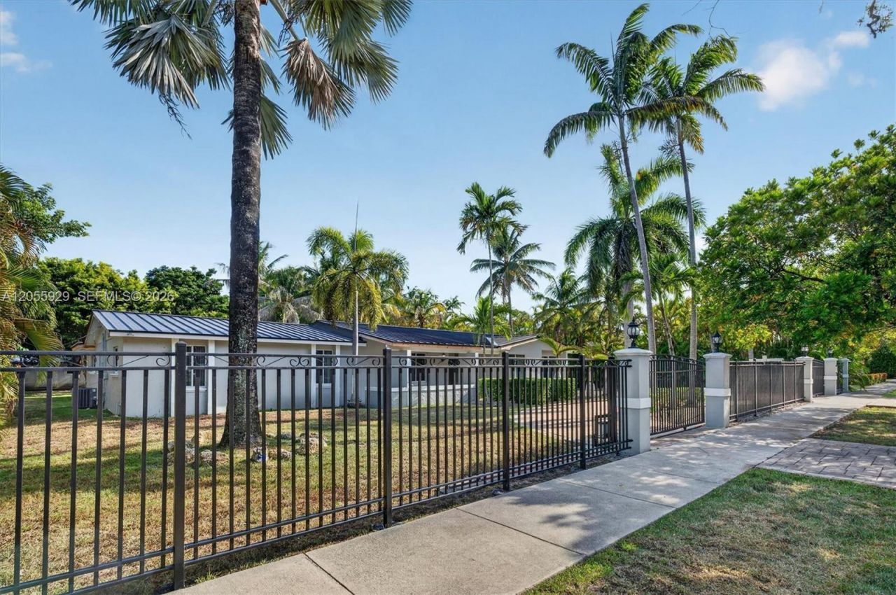 8220 SW 152nd St, Palmetto Bay, FL 33157 Photo