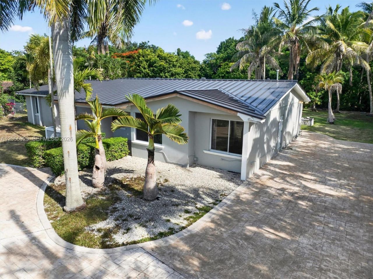 8220 SW 152nd St, Palmetto Bay, FL 33157 Photo