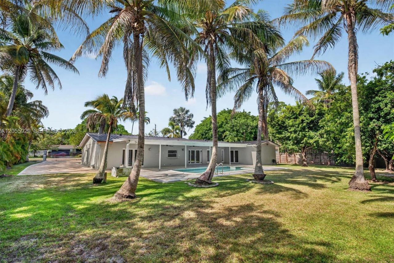 8220 SW 152nd St, Palmetto Bay, FL 33157 Photo