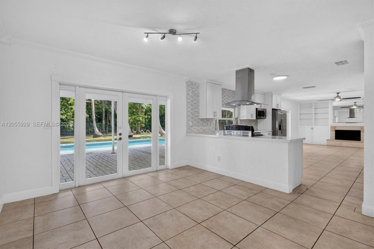 8220 SW 152nd St, Palmetto Bay, FL 33157 Photo