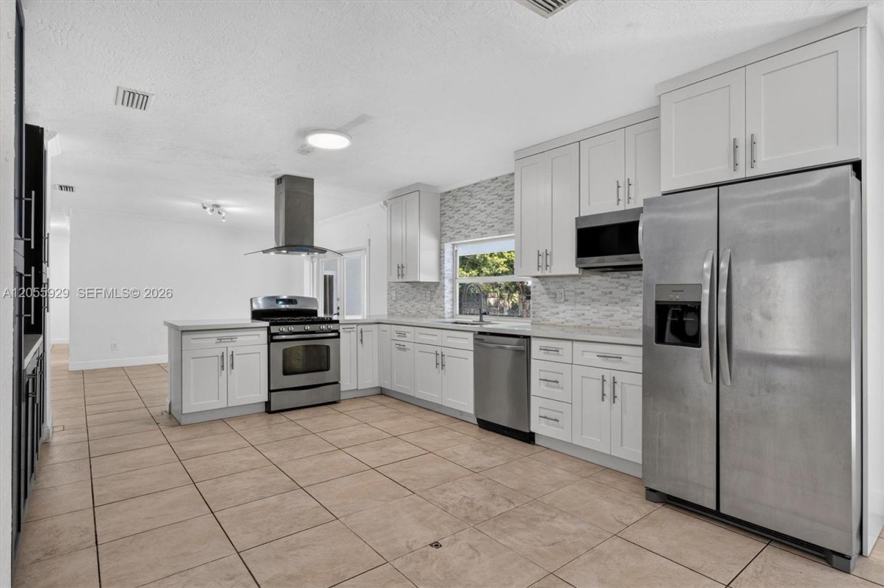 8220 SW 152nd St, Palmetto Bay, FL 33157 Photo