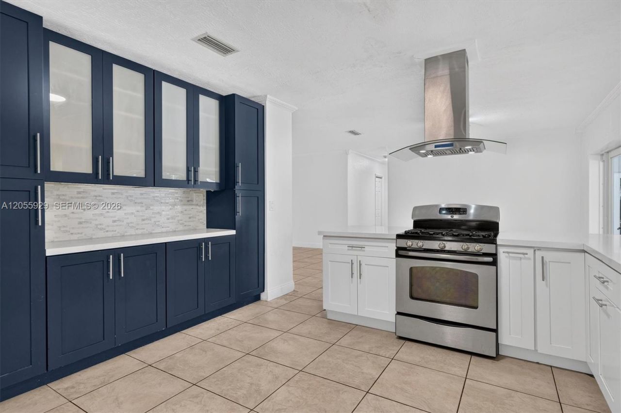 8220 SW 152nd St, Palmetto Bay, FL 33157 Photo
