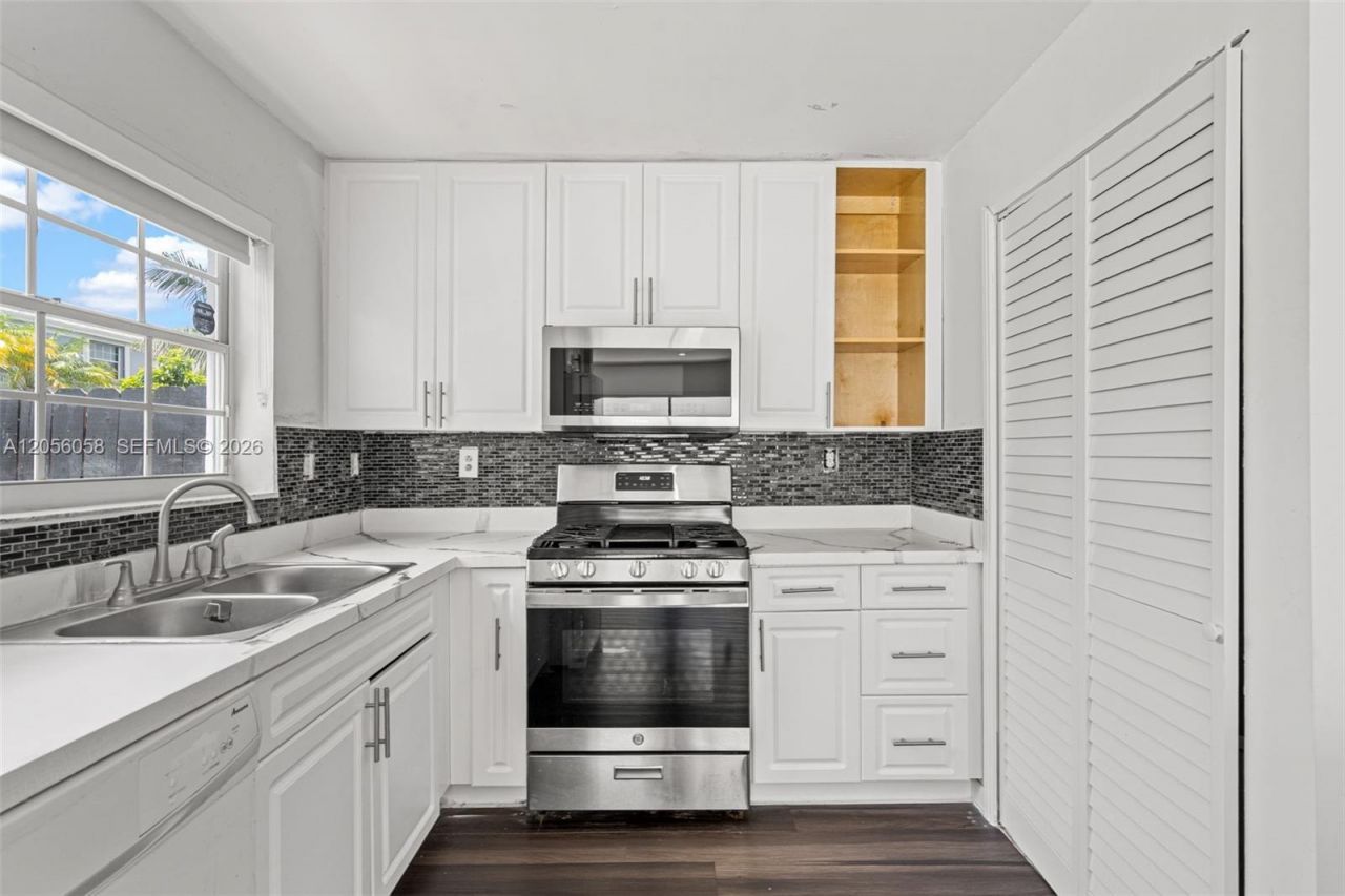 13990 SW 160th Ter, Miami, FL 33177 Photo