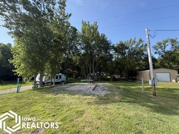 5094 County Public Road, Brooklyn, IA 52211