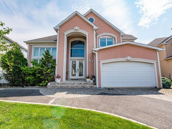 37 Crescent Cove Circle , Seaford, NY 11783
