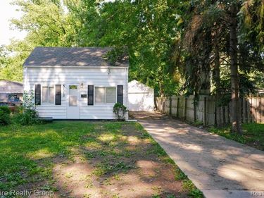 5113 Detroit, Dearborn Heights, MI 48125