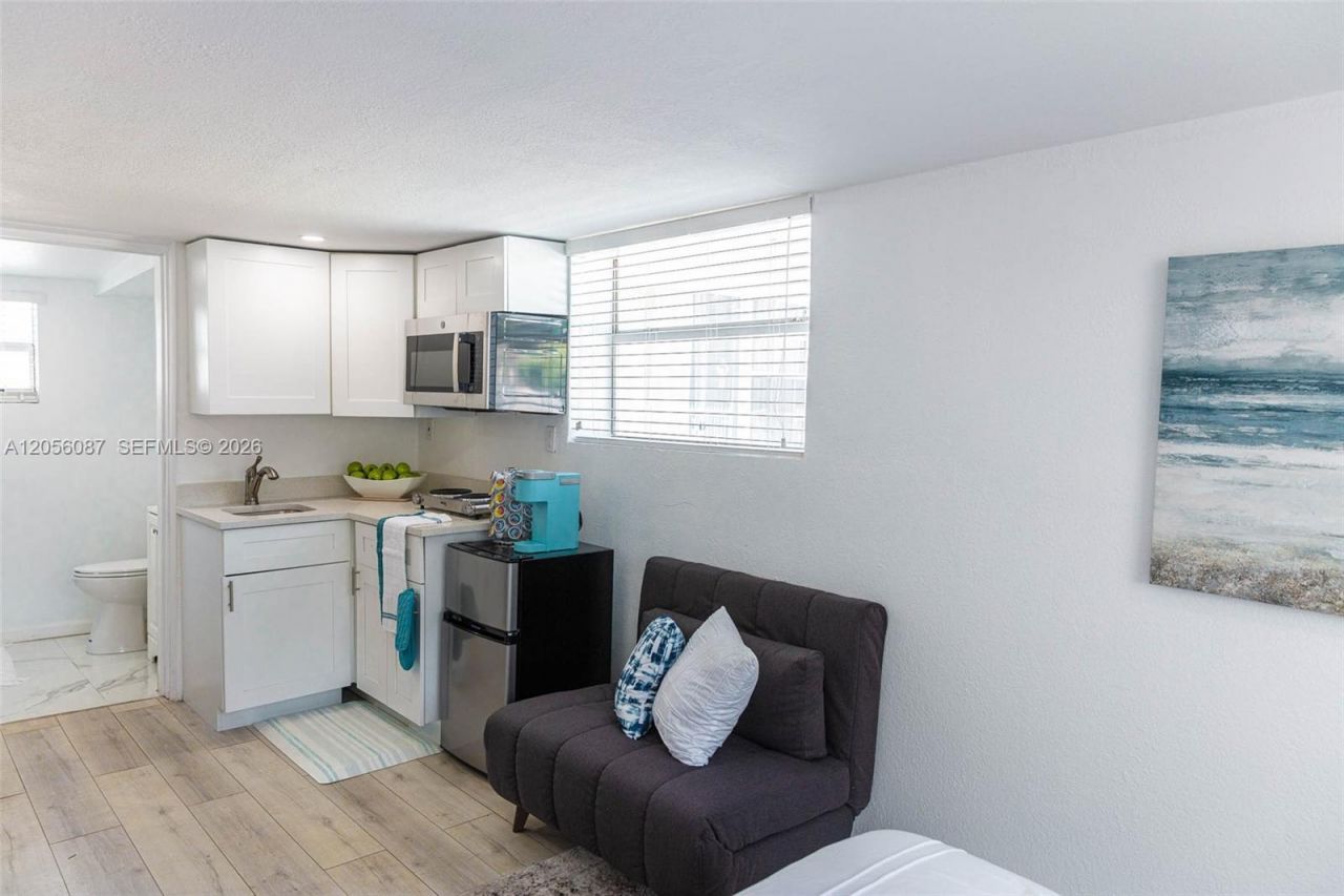935 NE 164th St, North Miami Beach, FL 33162 Photo