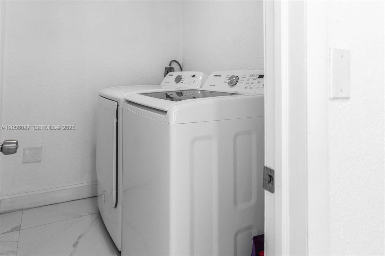 935 NE 164th St, North Miami Beach, FL 33162 Photo