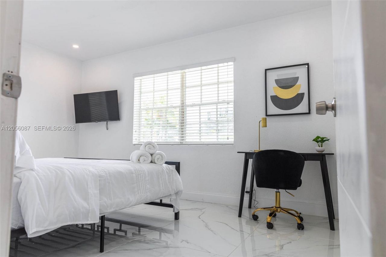 935 NE 164th St, North Miami Beach, FL 33162 Photo
