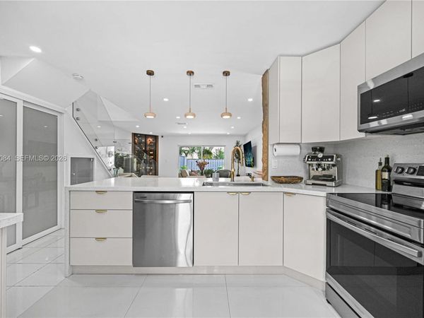 10372 NW 3rd St , Pembroke Pines, FL 33026