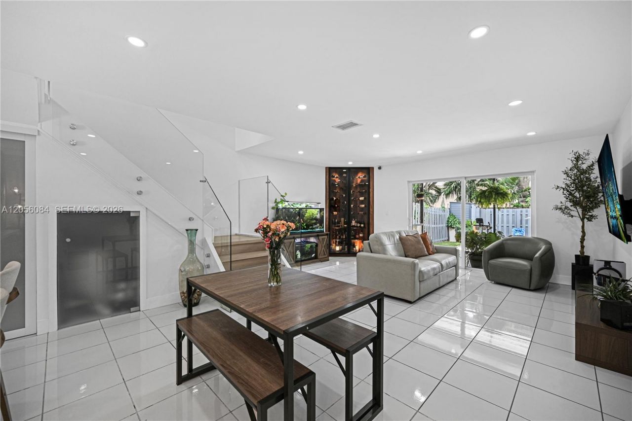 10372 NW 3rd St, Pembroke Pines, FL 33026 Photo