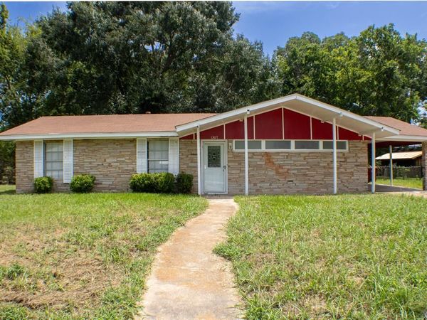 1307 S Delaware Street , Clarksville, TX 75426