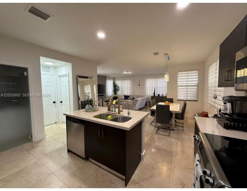 7022 NW 102nd Pl, Doral, FL 33178 Photo