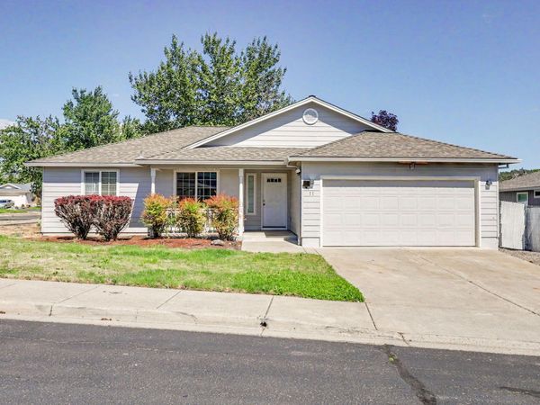 11 Devonwood Court, Eagle Point, OR 97524