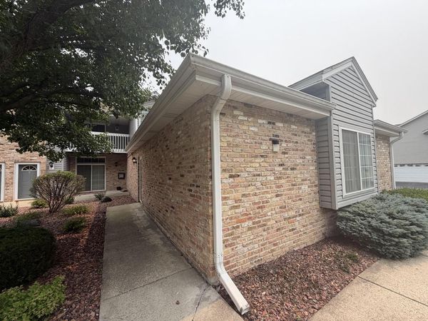 9131 S Aspen DRIVE, Unit 8, Oak Creek, WI 53154