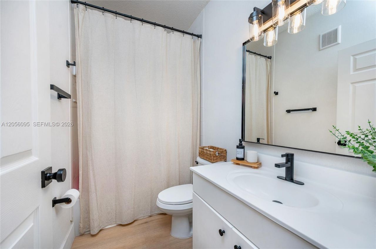 5600 NW 114th Pl , Unit 209, Doral, FL 33178 Photo