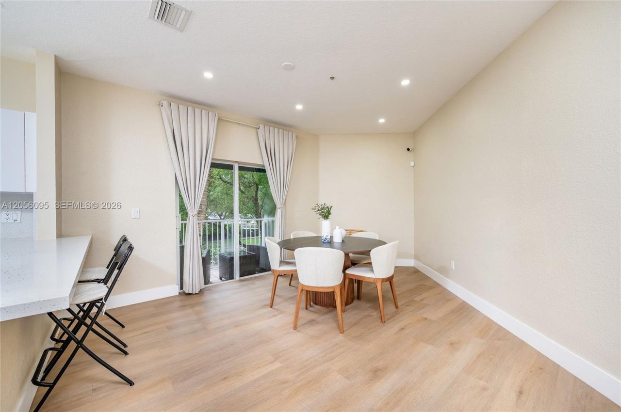 5600 NW 114th Pl , Unit 209, Doral, FL 33178 Photo