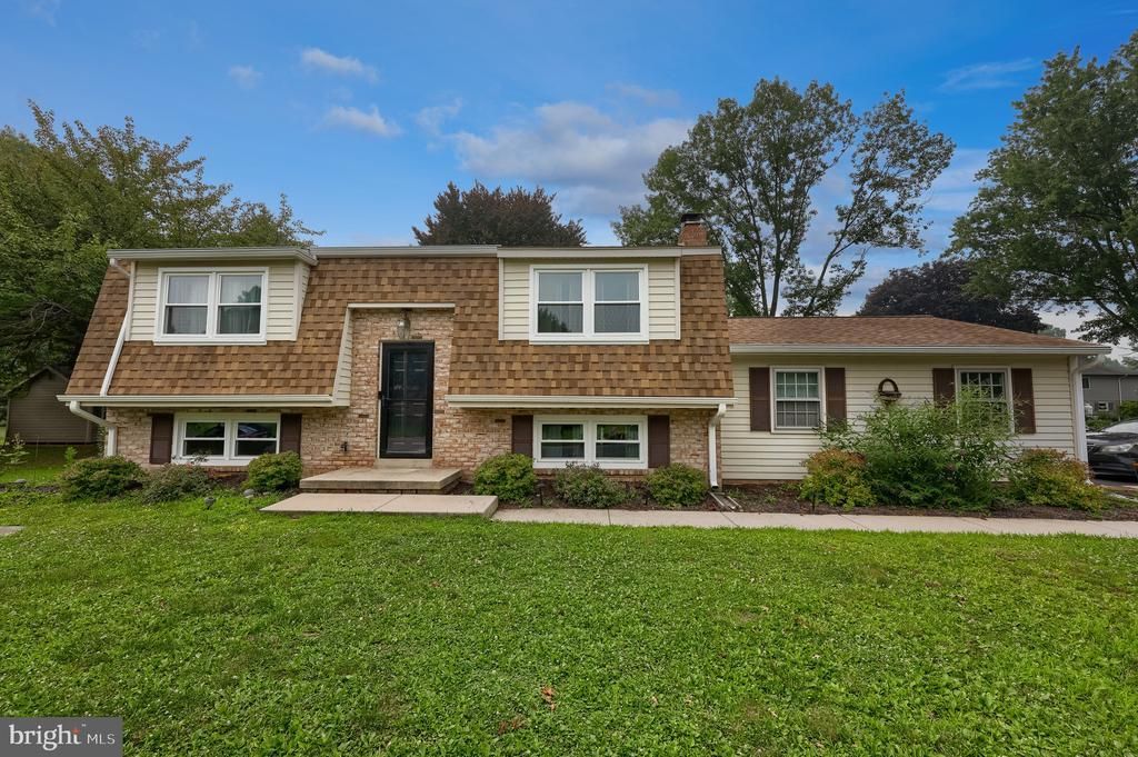 33 COUNTRY SIDE LANE , LEOLA, PA 17540