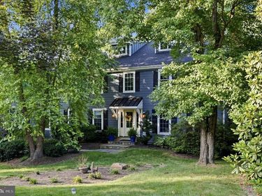 805 LLANELLY LANE , BERWYN, PA 19312