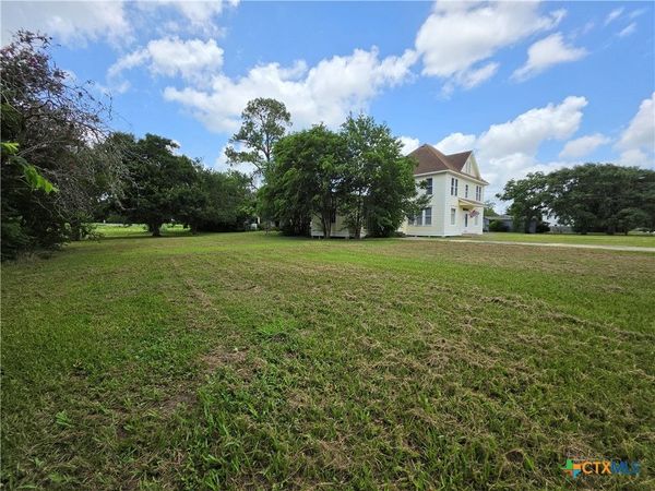 602 W Live Oak Street, Edna, TX 77957