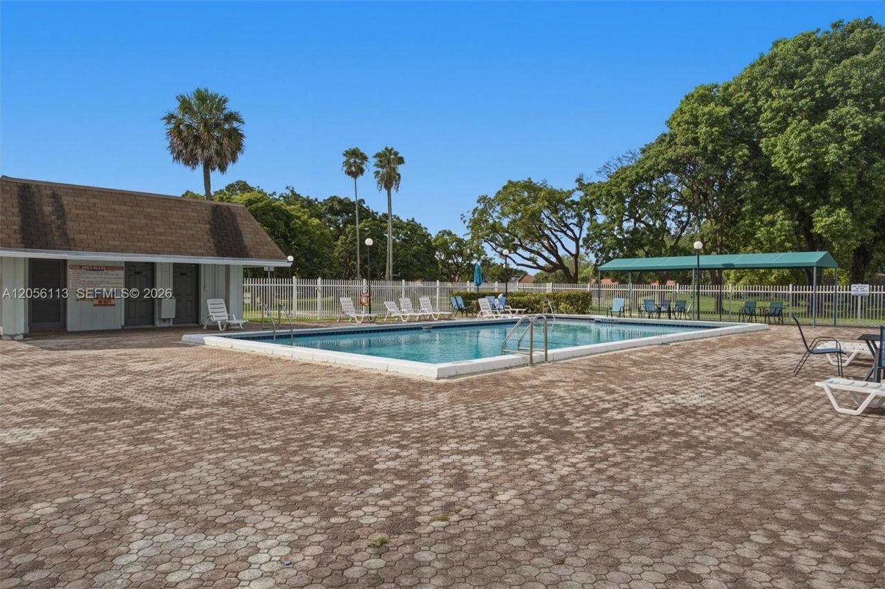 450 E Lakewood Cir E , Unit B, Margate, FL 33063 Photo