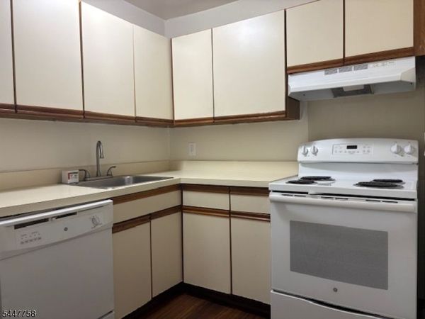 117 Treetop Ct, Unit 61, Bloomingdale, NJ 07403