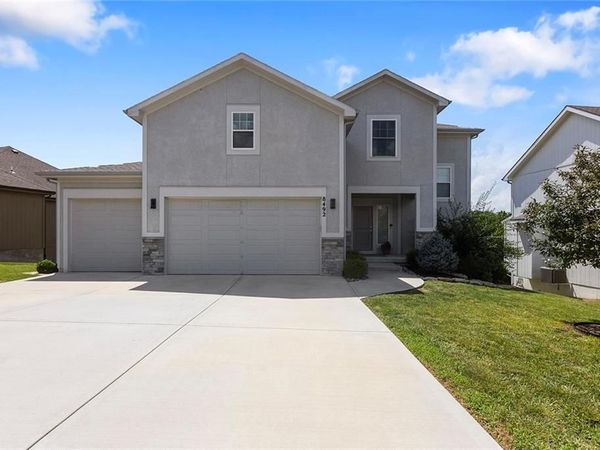 8492 Valley Spring Drive, De Soto, KS 66018