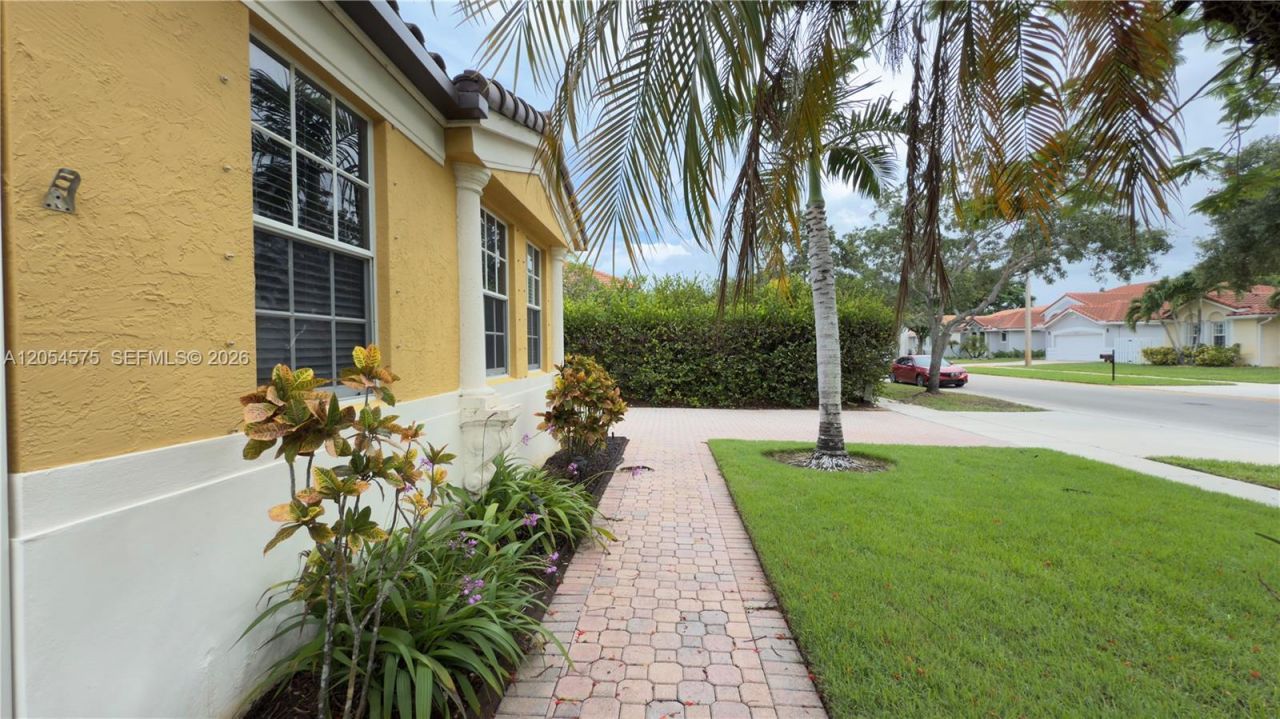 1247 NW 165th Ave, Pembroke Pines, FL 33028 Photo
