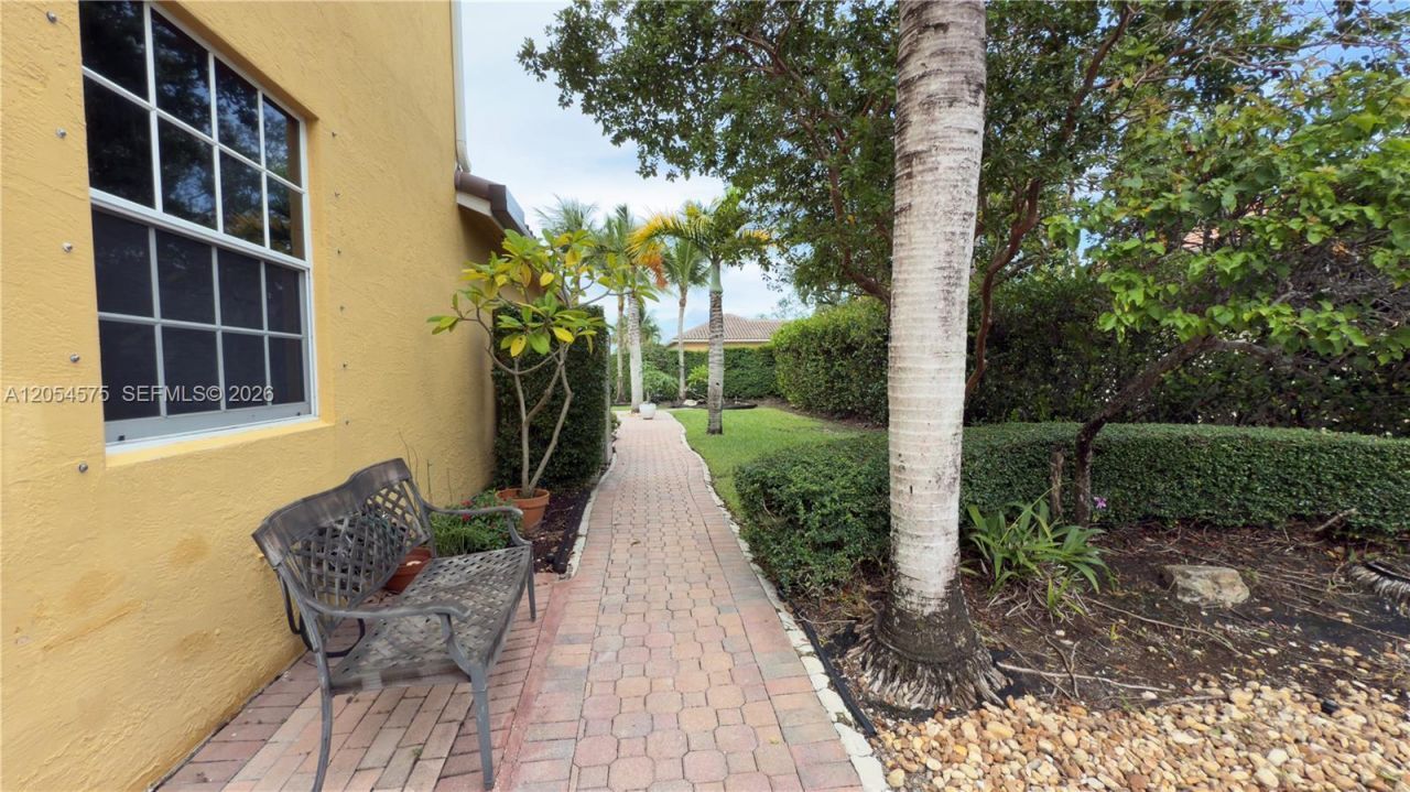 1247 NW 165th Ave, Pembroke Pines, FL 33028 Photo
