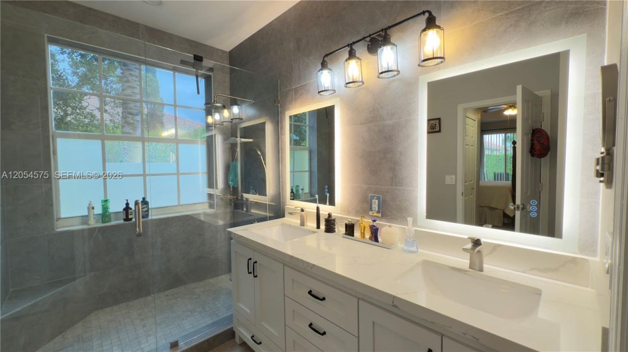 1247 NW 165th Ave, Pembroke Pines, FL 33028 Photo