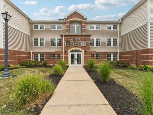 23002 Chandlers Lane, Unit 107, Olmsted Falls, OH 44138