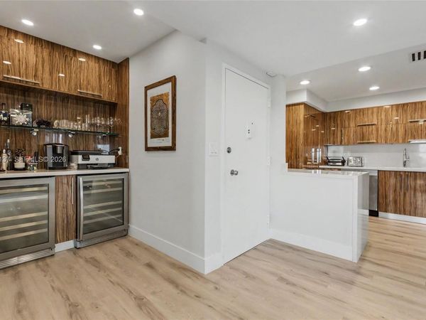 500 Bayview Dr , Unit 822, Sunny Isles Beach, FL 33160