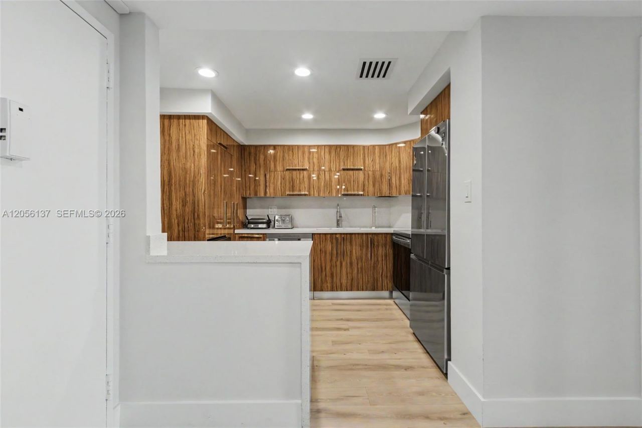500 Bayview Dr , Unit 822, Sunny Isles Beach, FL 33160 Photo
