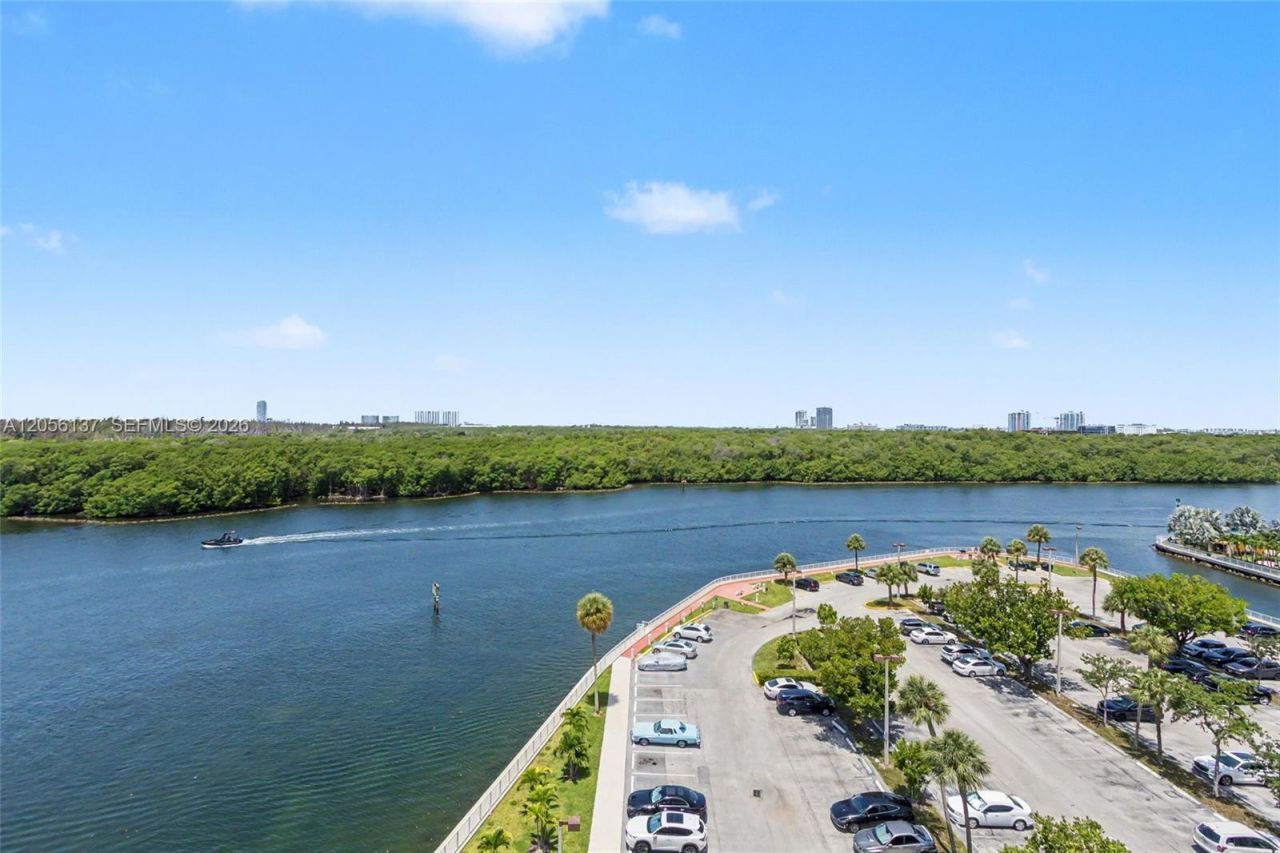 500 Bayview Dr , Unit 822, Sunny Isles Beach, FL 33160 Photo