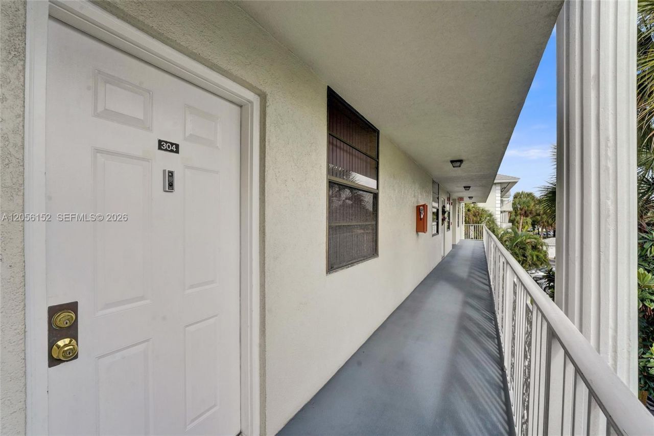 1713 Whitehall Dr , Unit 304, Davie, FL 33324 Photo