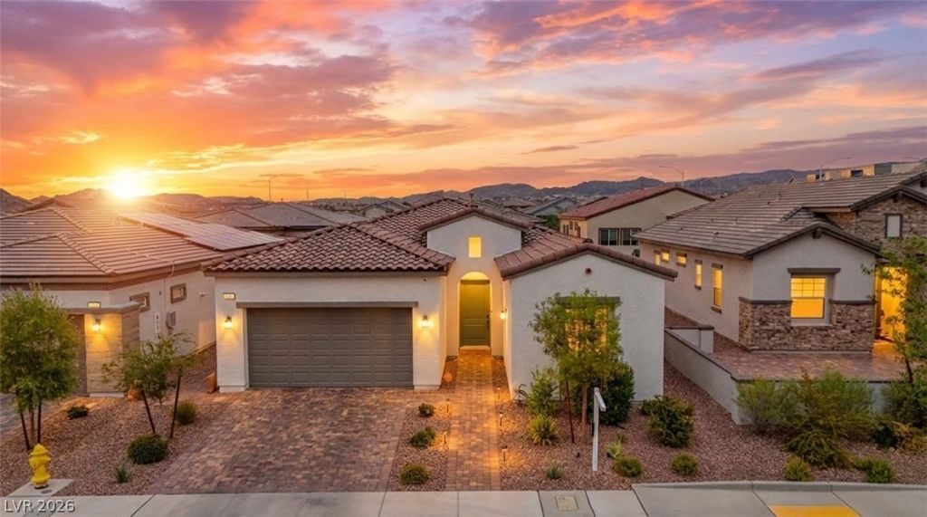 812 Klamath Springs Street , Henderson, NV 89011