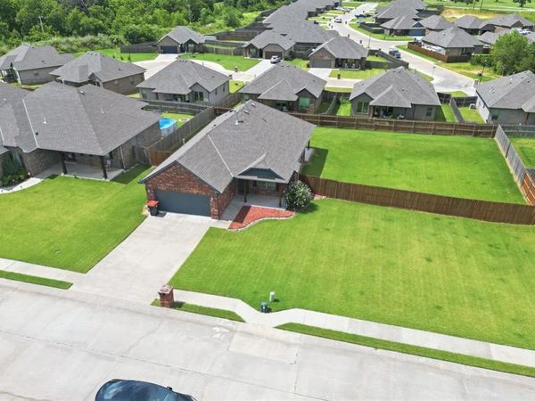 20559 Creekside Drive, Harrah, OK 73045