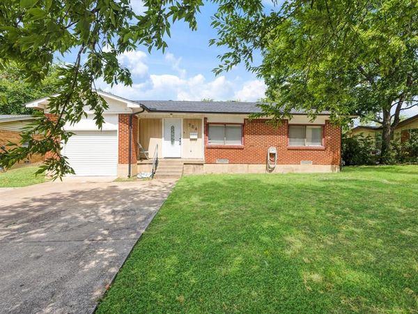 706 N Carrier Parkway , Grand Prairie, TX 75050