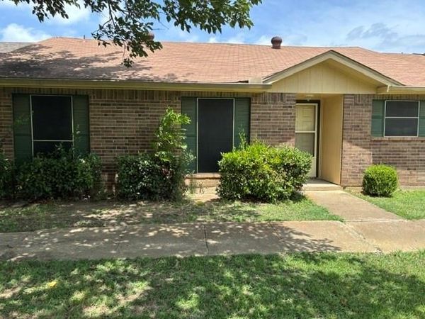 22 E Townhouse Lane, Unit 31, Grand Prairie, TX 75052
