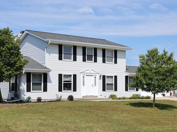 8795 S Lizanne Dr, Oak Creek, WI 53154