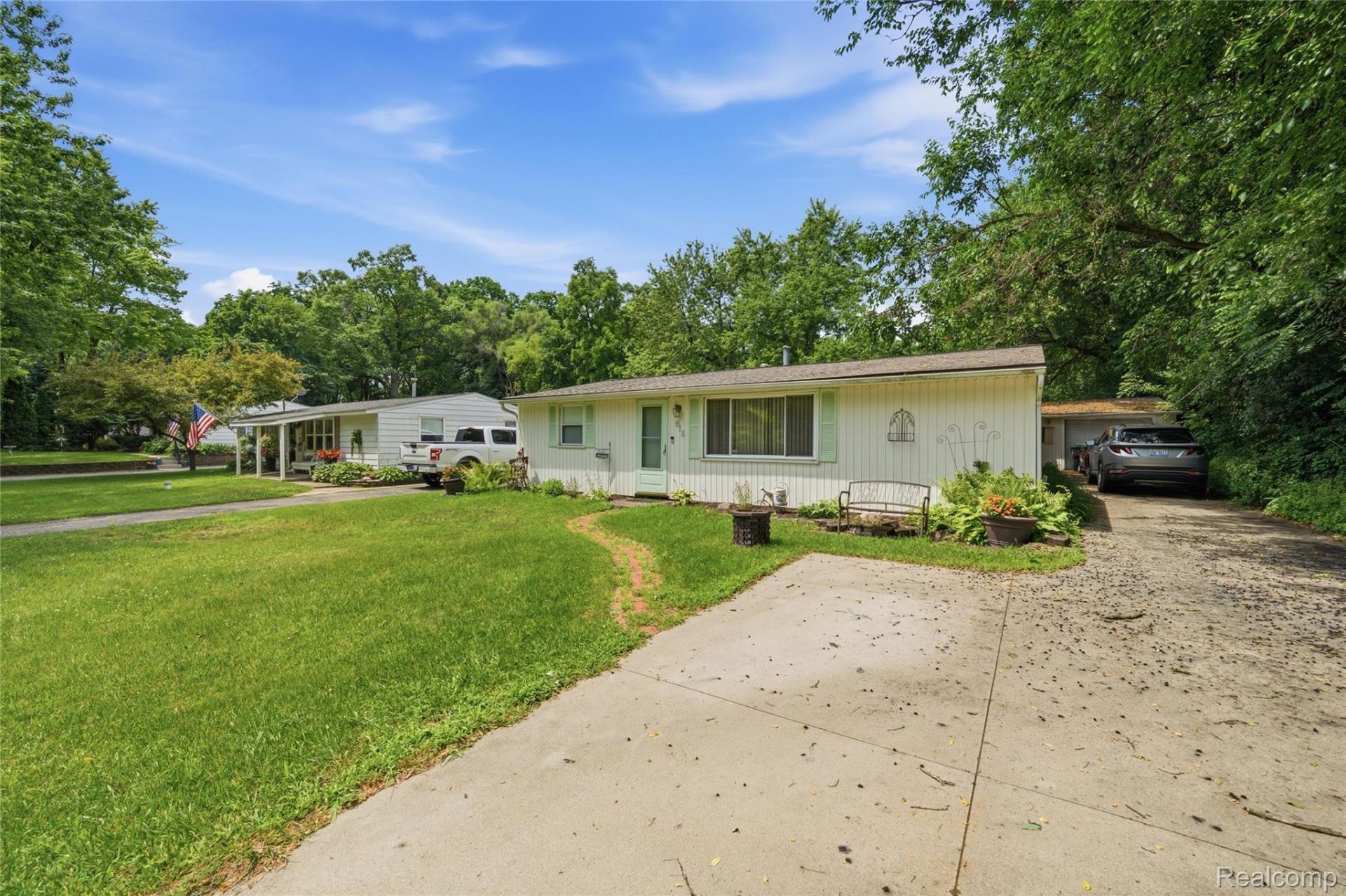 918 Pine Tree Road, Lake Orion Village, Mi 48362 Main Photo