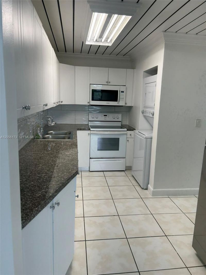 10000 NW 80th Ct, Unit 2456, Hialeah Gardens, FL 33016 Photo