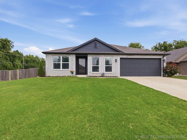 401 E Birch Street , Coweta, OK 74429