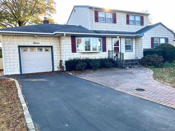 12 Lenore Avenue , Hicksville, NY 11801
