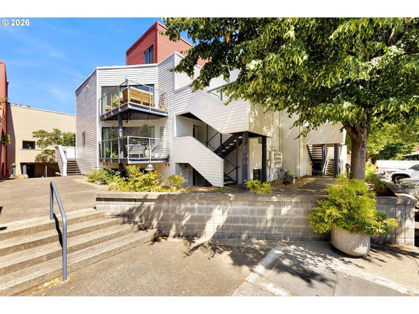920 NW NAITO PKWY, Unit J18, Portland, OR 97209