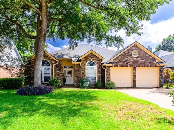 2206 S Branch Drive, Arlington, TX 76001